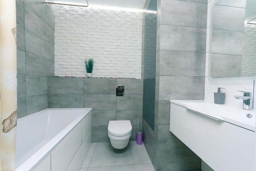Апартаменти Метро Вирлиця Kiev Exterior foto